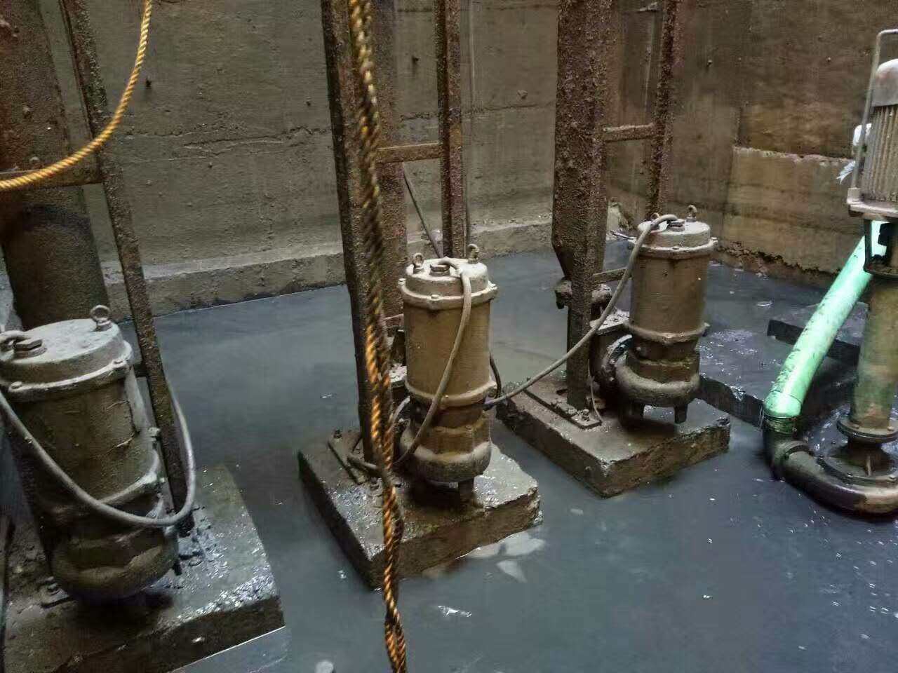 西和污水池清理