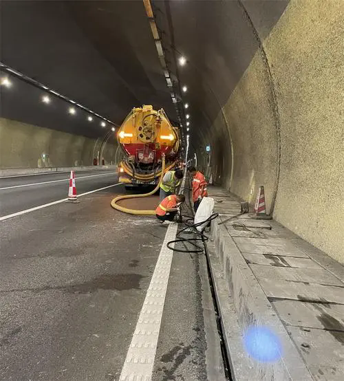 西和隧道排水渠清淤